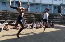 Interesujący zuluski taniec dziewic.