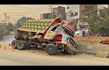 Naprawa 30 tonowej ciężarówki na ulicy Pakistanu