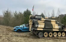 Burmistrz rozjechał czołgiem samochód leśnego "śmieciarza"