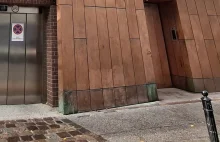 Luksusowy budynek z miedzi. Nie wzięto pod uwagę rekacji miedzi na mocz...