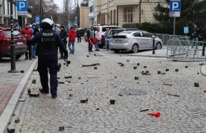 Policja swoją agresją spowodowała zamieszki w Warszawie.