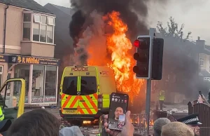 Southport - zamieszki przed meczetem po zamordowaniu trzech dziewczynek