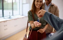 Ceny mieszkań mogą spaść do wiosny 2026 roku. Eksperci prognozują też odbicie