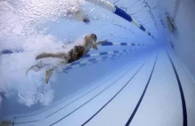 10 latek tatuuje koleżankę na basenie podczas lekcji opływania
