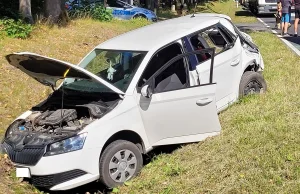 Policja zatrzymuje auto powodując wypadek