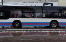 Staruszka jeździ autobusem i zagaduje ludzi