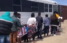 Teksas wysyła autobusami nielegalnych migrantów do wielkich miast USA