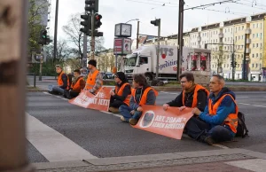 Aktywiści wkurzyli kierowców w Niemczech. Siłą usuwali ich z drogi