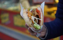 Kebab z salmonellą. Sanepid objął dochodzeniem 50 osób