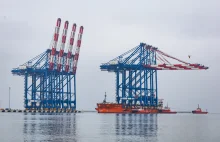 Kolejny statek z potężnymi suwnicami dotarł do Gdańska