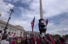 Propalestyński protest pali amerykańską flagę w centrum Waszyngtonu