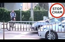 Na rowerze stoi przed przejściem i blokuje ruch
