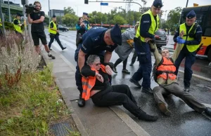 "Babcia Kasia" blokuje drogi z Ostatnim Pokoleniem