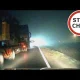 Ciężarówka wyprzedza na czołówkę we mgle i spycha z drogi
