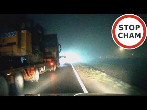 Ciężarówka wyprzedza na czołówkę we mgle i spycha z drogi