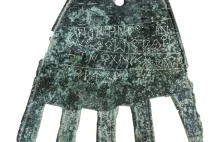 Napisz na starożytnym artefakcie w kształcie dłoni przyczynił się do rozszyfrowa