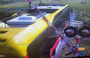 Horror na przejeździe! Autobus MPK w Inowrocławiu znów utknął na przejeździe.