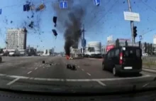 Kijów. Zestrzelona rakieta spada obok samochodów jadących ulicą w Kijowie. Wideo