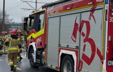 Jechał na dachu auta i spowodował wypadek na S8. Później się rozebrał