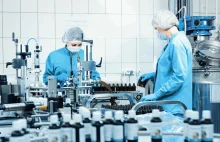 Prowadzi kampanie szczepionkowe i ma jednego sponsora. Producenta szczepionek