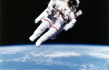 Astronauta oddalił się na 100 metrów od wahadłowca - pierwszy spacer w kosmosie