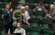 Owacje na stojąco w Sejmie. Posłanka Paulina Hennig-Kloska dostała kwiaty