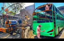 Odbudowa autobusu w Indiach