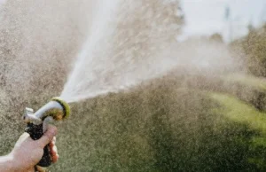 Ograniczenia w używaniu wody w 24 gminach na Mazowszu. Susza będzie się rozwijać