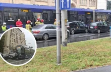 Karambol we Wrocławiu. Taksówka ciągnięta przez tramwaj uszkodziła kilka aut.