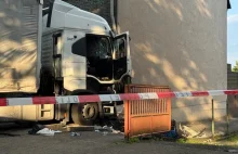 Ciężarówka wjechała w dom! Kierowca popełnił samobójstwo