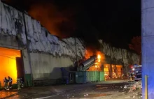 Płonie hala sortowni odpadów w Elblągu