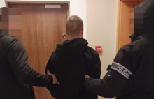 Próbował schować się przed policjantami. Jego kryjówkę zdradził kot