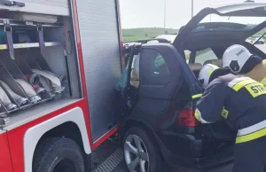 Rozpędzone BMW wjechało w wóz strażacki