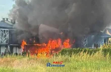 Pożar domów jednorodzinnych. Wciąż trwa walka z ogniem