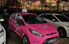 Jej taxi mogą jeździć po Warszawie tylko kobiety. "Nie boją się, jak są ubrane"