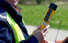 Jechał całą szerokością jezdni. W aucie znaleziono kilkanaście butelek i puszek