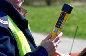 Jechał całą szerokością jezdni. W aucie znaleziono kilkanaście butelek i puszek