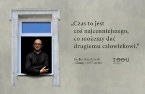 Ks. Kaczkowski w oknie. Nowy mural w Sopocie
