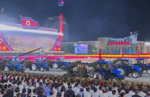 Ciągniki z Korei Północnej na militarnej paradzie