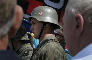 Dziennikarze proszą ukraińskich żołnierzy by zakrywali nazistowskie symbole