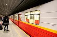 Ktoś zawiesza telefony podróżnych w warszawskim metrze