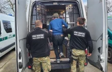 Pościg pod Wrocławiem. Policja zatrzymała pięciu Dagestańczyków. Teraz trafią pr