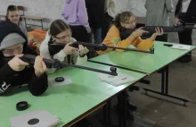 Nowy "przedmiot" w ukraińskiej szkole. Dzieci uczą się strzelać z karabinu