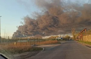 Pożar składowiska opon w Koninie. Gęsty, czarny dym nad miastem