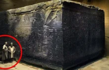 Czarny granitowy sarkofag