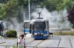 Awaria tramwaju w ścisłym centrum Wrocławia. Spod podwozia wydobywają się kłębu