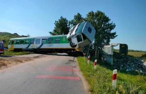 Pociąg zderzył się z ciężarówką pod Płońskiem! 23 osoby poszkodowane