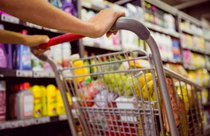 Supermarkety usuwają datę "spożyć przed". Czy to grozi zatruciami?