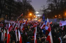 Pierwsze zdjęcia tłumów na ulicach Warszawy. Trwa manifestacja PiS