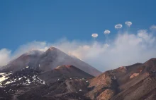 Etna wyrzuca pierścienie dymu.